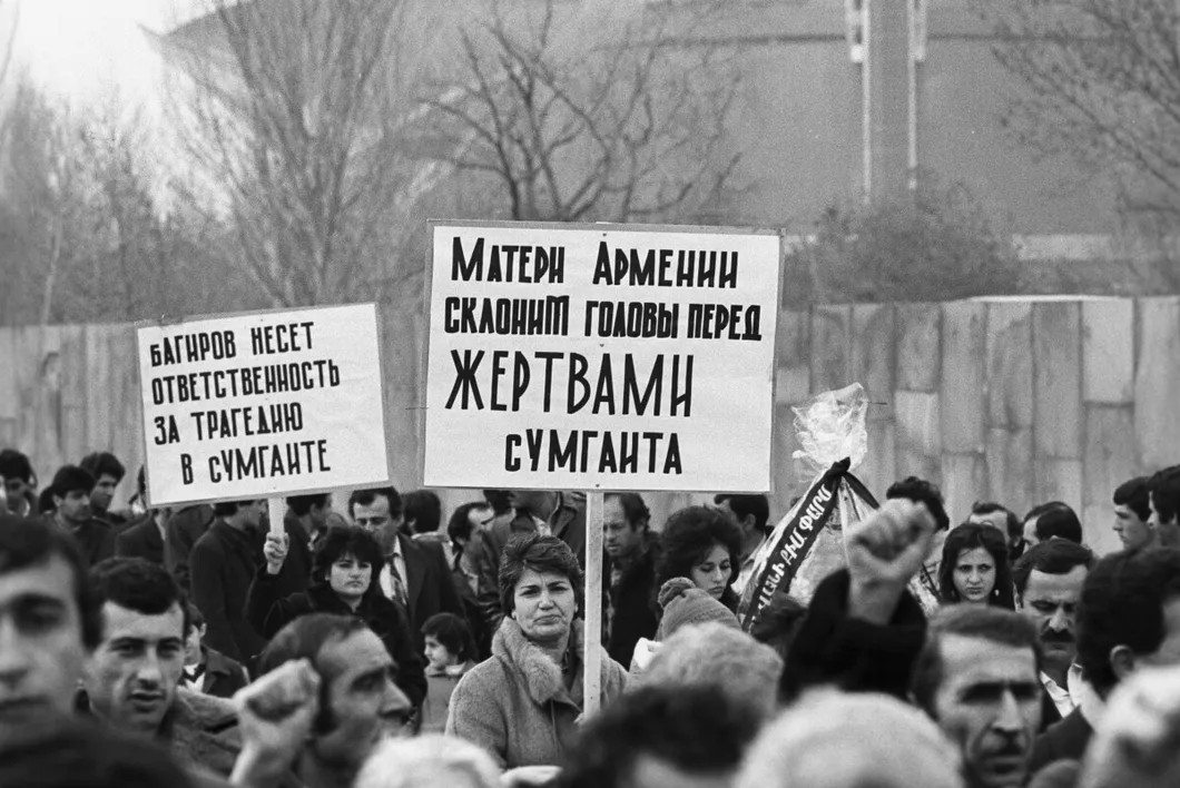 Траурное шествие в Ереване 8 марта 1988 года в память о жертвах Сумгаитского погрома
