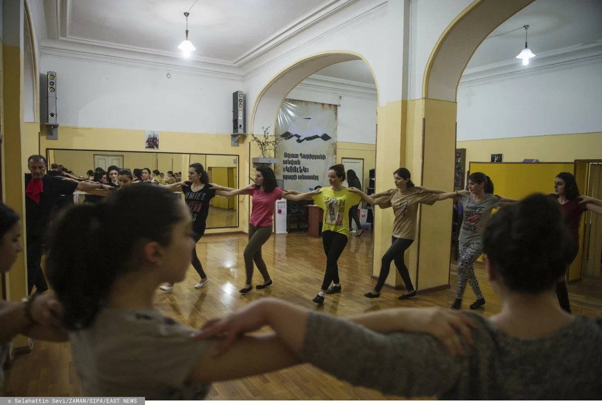 Урок танца в школе, Ереван. Фото: Sevi / ZAMAN / SIPA / EAST NEWS