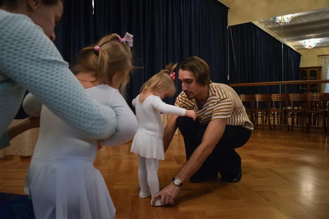 Рада на уроке танцев. Фото: Виктория Одиссонова / «Новая газета»
