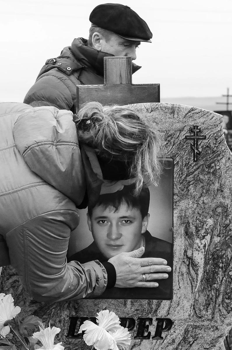 Елена и Евгений Шереры на могиле сына. Фото: Виктория Ивлева