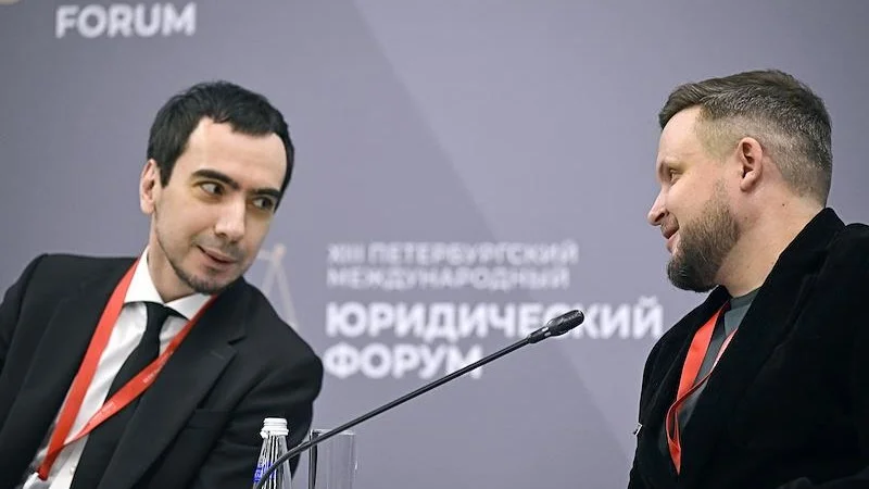 XIII Петербургский международный юридический форум. Пранкеры Вован (слева) и Лексус во время сессии «Институт иностранного агента. Мировой опыт». Фото: Алексей Смагин / Коммерсантъ