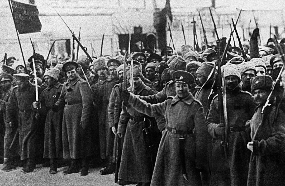 Февраль 1917 года. Петроград. Солдаты, перешедшие на сторону восставших, во время митинга на Литейном проспекте в первые дни Февральской революции. Фото: репродукция ТАСС