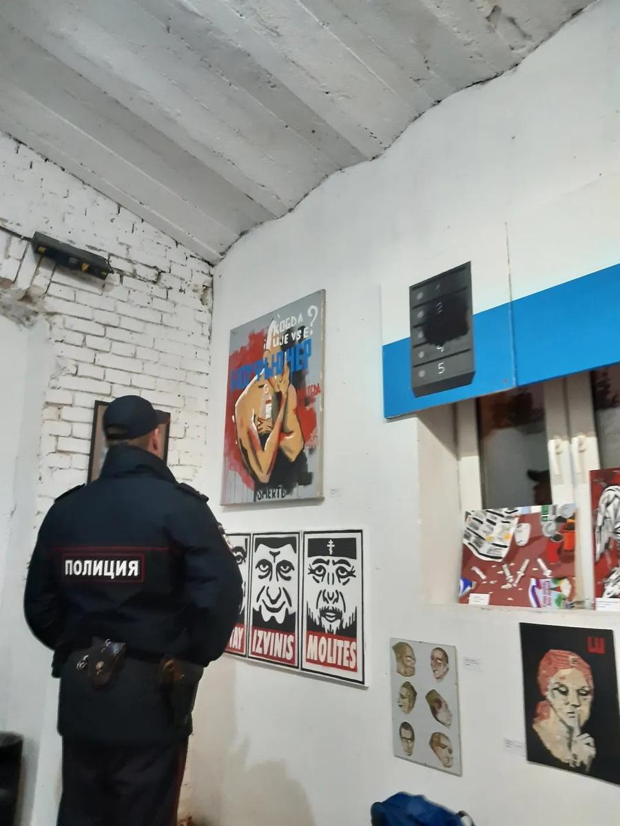 Полиция осматривает экспонаты выставки «Осень пахана»