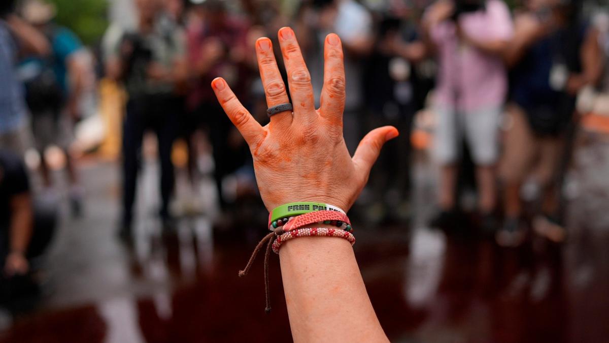 И горящую избу конем потушит