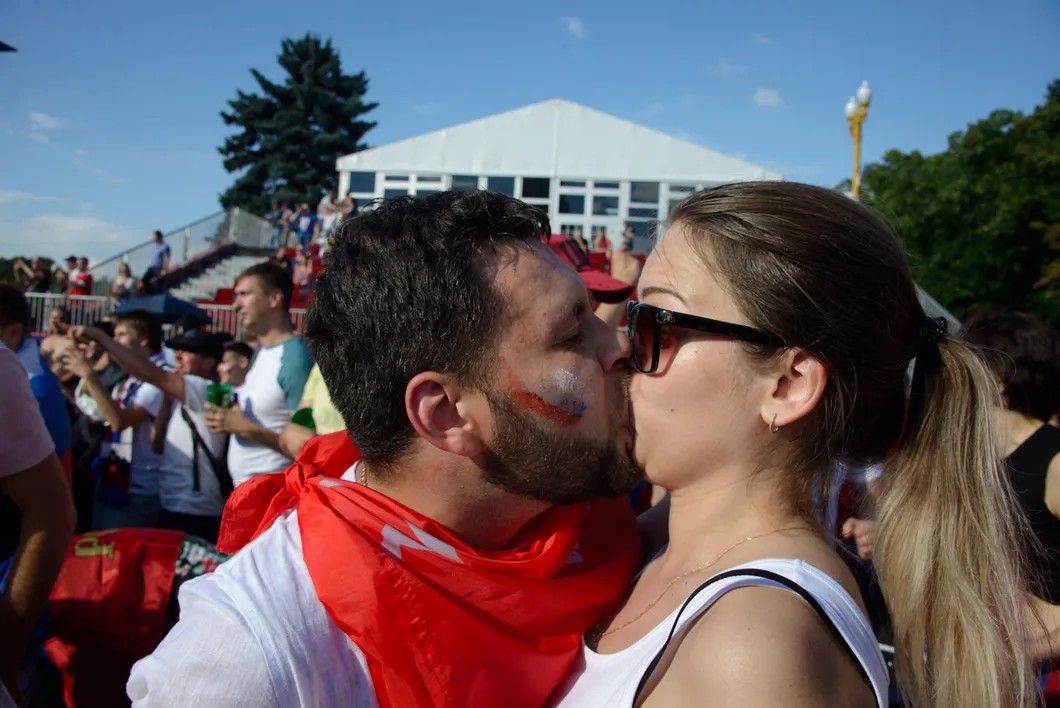 Болельщик сборной России целует болельщицу. Фото: Виктория Одиссонова / «Новая газета»