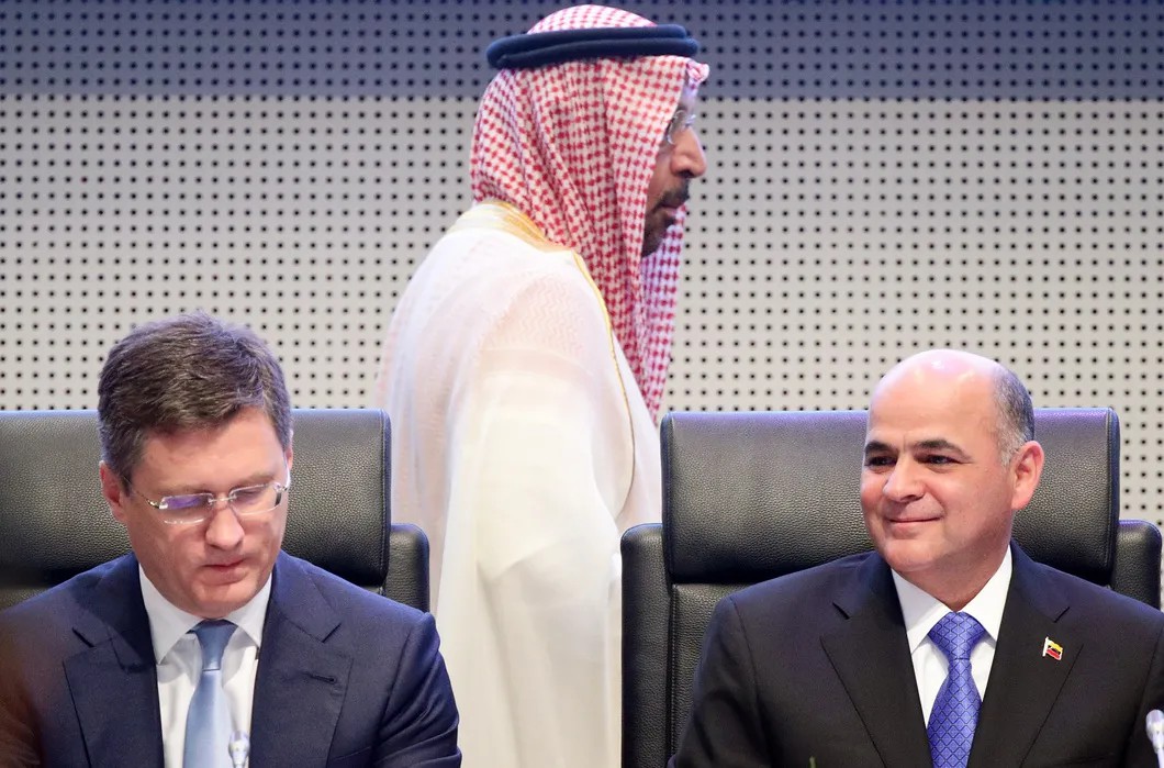 Министр энергетики РФ Александр Новак с коллегами из Саудовской Аравии — Халидом аль-Фалихом — и Венесуэлы — Мануэлем Кеведо. Фото: Reuters