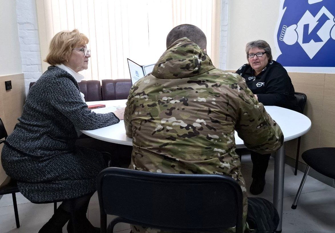 Заместитель руководителя по правовым вопросам филиала фонда «Защитники Отечества» Наталья Щур оказывает юридическую помощь. Фото: Официальный канал филиала фонда «Защитники Отечества» в Курганской области