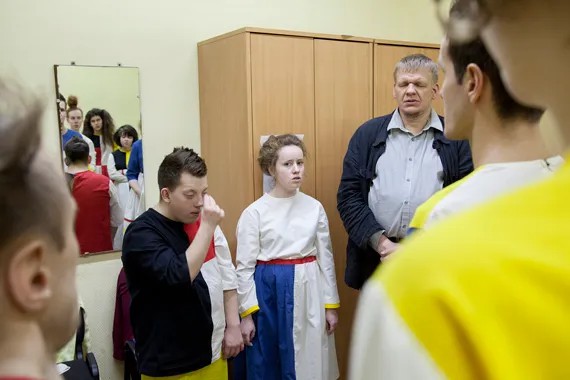 Молитва перед выходом на сцену. Фото: Анна Артемьева/«Новая газета»