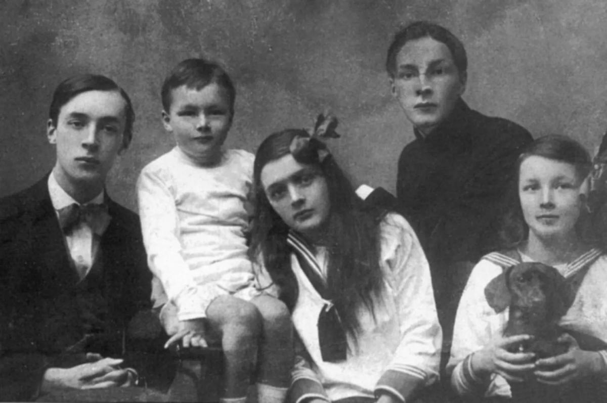 Набоковы: Владимир, Кирилл, Ольга, Сергей, Елена. 1918 год
