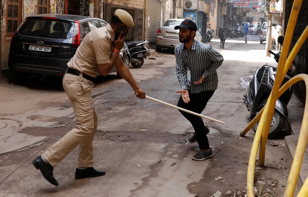 Сотрудник полиции и житель Нью-Дели. Фото: Reuters
