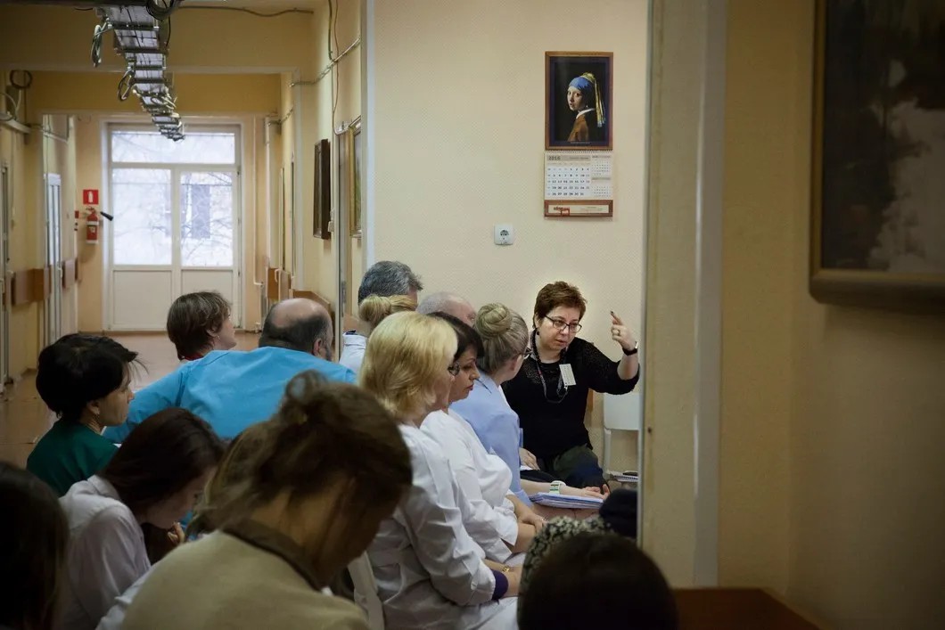 Нюта Федермессер и медики Центра паллиативной помощи во время еженедельной врачебной конференции. Фото: Анна Артемьева / «Новая газета»