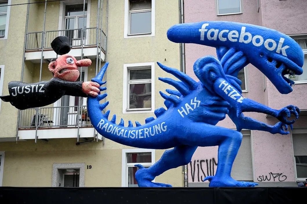 Арт-объект, символизирующий попытку судебной системы контролировать Facebook. Дюссельдорф, Германия. Фото: EPA