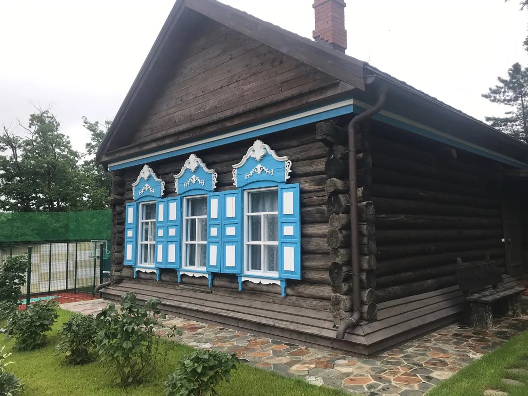 Родительский дом из села в Забайкалье, который мэр Пушкарев перевез под Владивосток. Ему 150 лет
