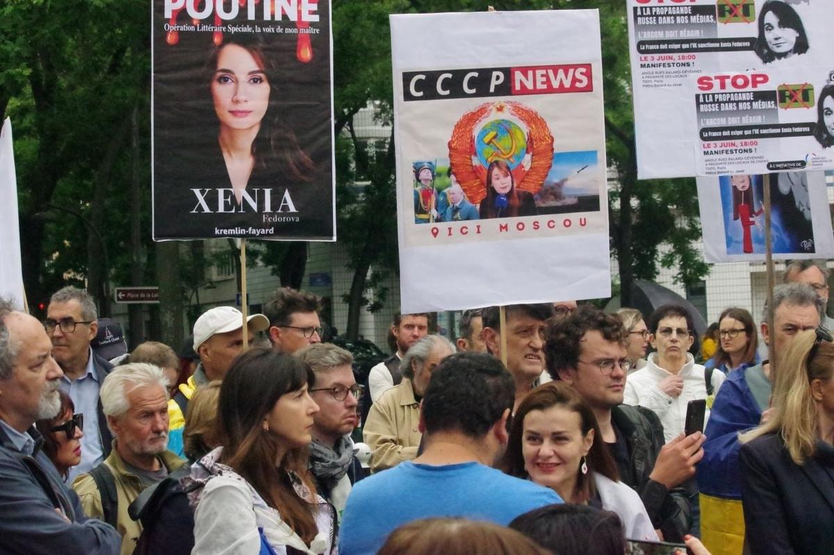 Несколько сотен участников митинга потребовали лишить вида на жительство во Франции российскую журналистку Федорову. Фото: Юрий Сафронов / «Новая газета»