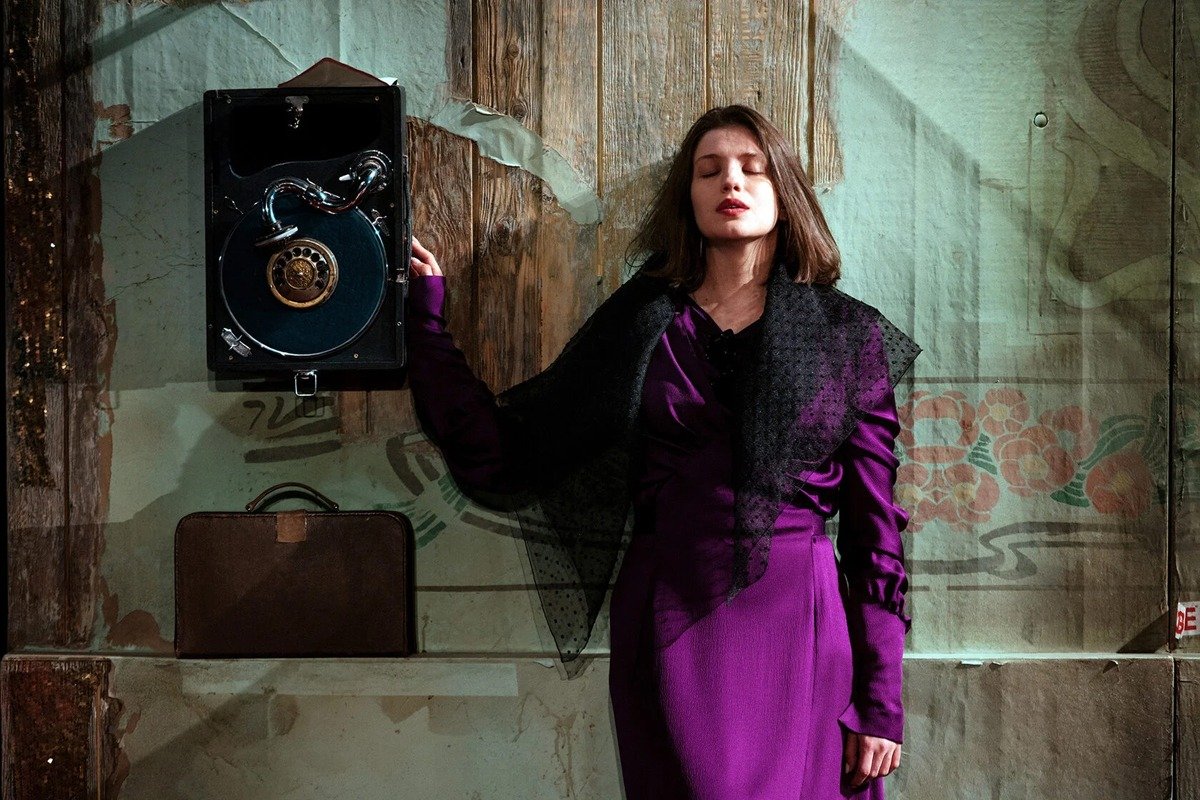 Сцена из спектакля «Митина любовь». Фото: сайт театрального агентства ENTRACTE