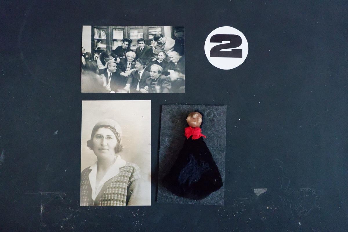 Серик Давтян и сделанная ею лоскутная кукла-игольница, набитая волосами заключенных женщин. Фото: Андрей Новашов