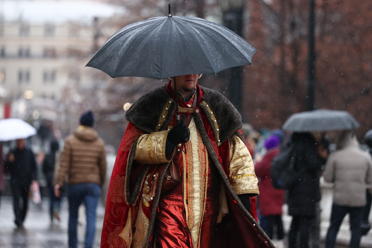 Артист в костюме царя у Красной площади в Москве. Фото: Михаил Терещенко / ТАСС