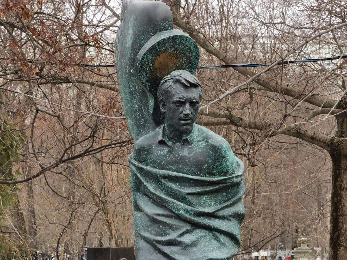 Памятник Владимиру Высоцкому на Ваганьковском кладбище. Фото: Агенство «Москва»