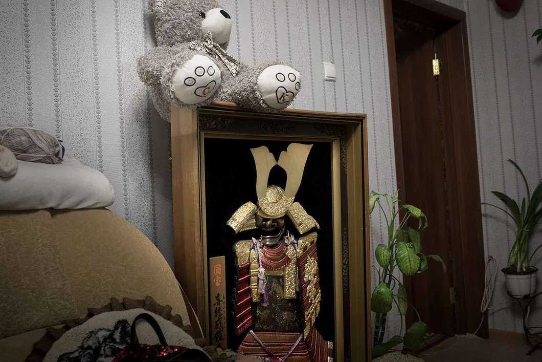 В домах у многих жителей Южно-Курильска есть японская техника, на видном месте стоят сувениры и безделушки, которые они привозят из безвизовых поездок в Японию. Фото: Анна Артемьева / «Новая»