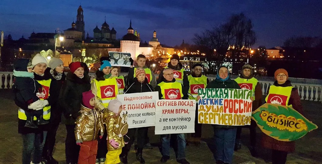 Ирина Смирнова на митинге с плакатом третья справа. Фото: kopeika.org