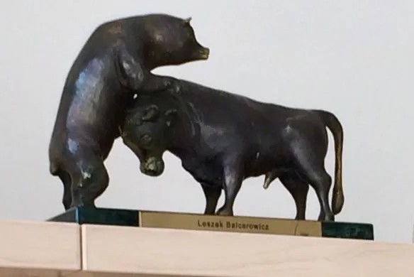 Медведь и бык. Символическая статуэтка в кабинете Бальцеровича. Фото автора