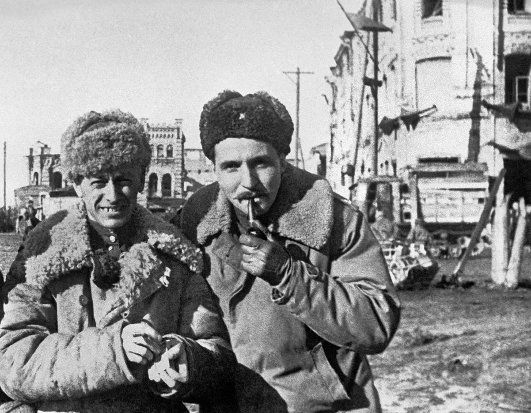 Кинооператор Роман Кармен (слева) и военный журналист Константин Симонов, Вязьма, 1943 год. Фотохроника ТАСС