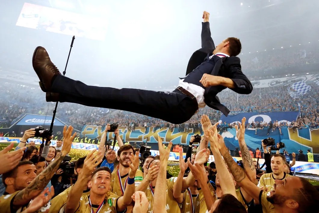 Игроки «Зенита» качают на руках главного тренера Сергея Семака. Фото: РИА Новости