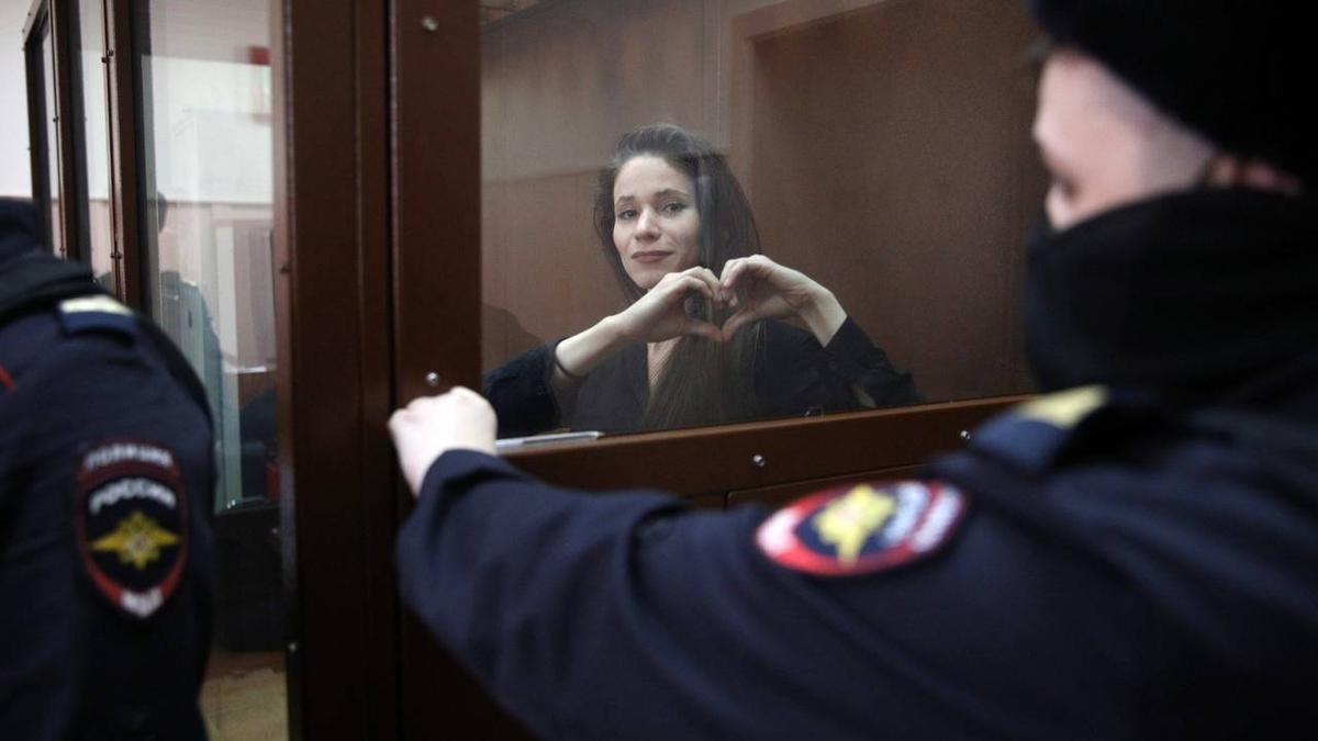 Журналистку Антонину Фаворскую отправили в СИЗО на два месяца по уголовному делу о связях с «экстремистской организацией». Речь может идти о ФБК*