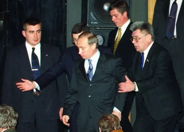 2000-й год. И.о. президента России Владимир Путин, крайний слева — сотрудник СБП Алексей Дюмин. Фото: ТАСС