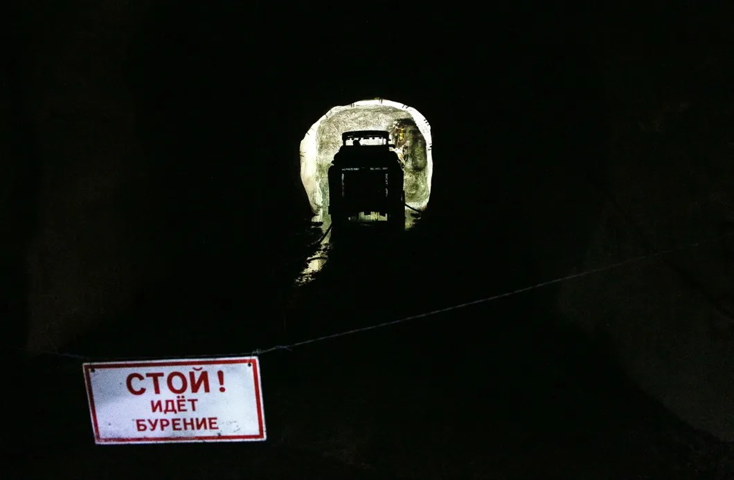 Подземная буровая машина в туннеле Расвумчоррского рудника в Мурманской области. Фото: РИА Новости
