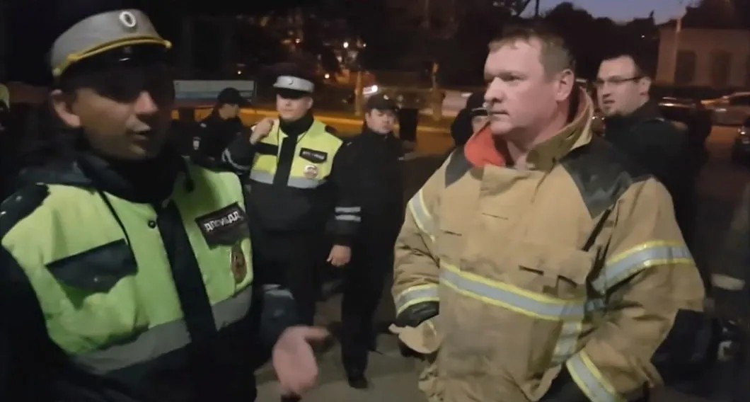 МЧС, ГИБДД и полиция у ТИКа в Уссурийске, ~6:30