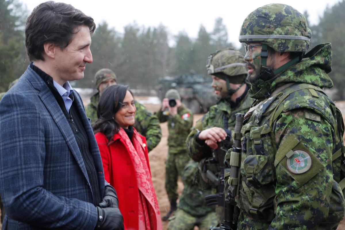 Премьер-министр Канады Джастин Трюдо во время встречи с солдатами НАТО на военной базе в Латвии, 8 марта 2022 года. Фото: EPA-EFE