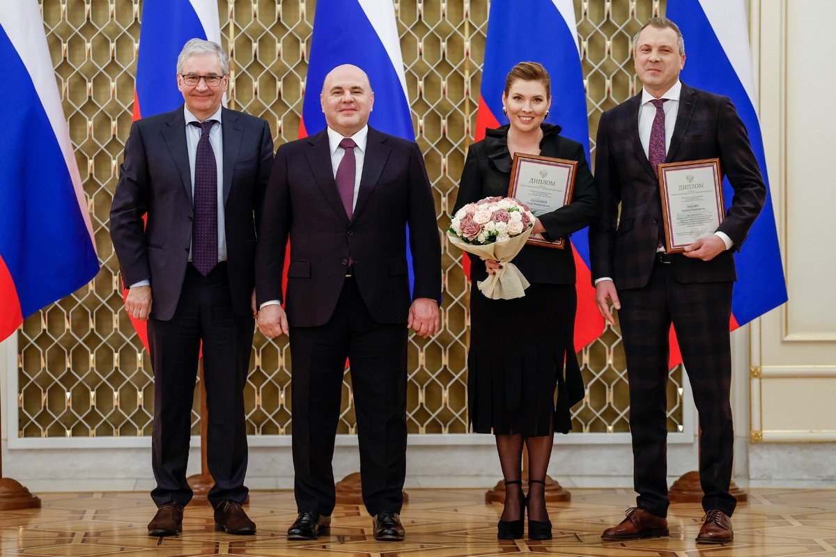 Олег Добродеев, Михаил Мишустин, Ольга Скабеева и Евгений Попов (слева направо) во время награждения лауреатов премии правительства РФ 2023 года в области СМИ. Фото: Дмитрий Астахов / POOL / ТАСС