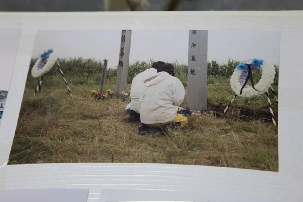 Японцы посещают место захоронения предков на острове Зеленый в 70-х годах прошлого века. Фото: Анна Артемьева / «Новая»
