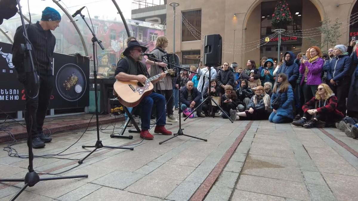 Мир продолжает быть чудом, хоть ты тресни