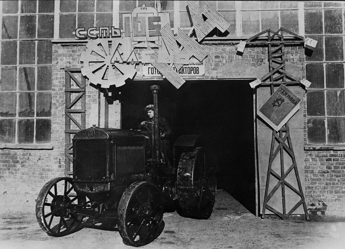 Весна-осень 1931 года. Сталинград. Один из 105-и колесных тракторов СХТЗ 15/30, сходивших в сутки с конвейера Сталинградского тракторного завода имени Ф. Э. Дзержинского. Фото: репродукция ТАСС