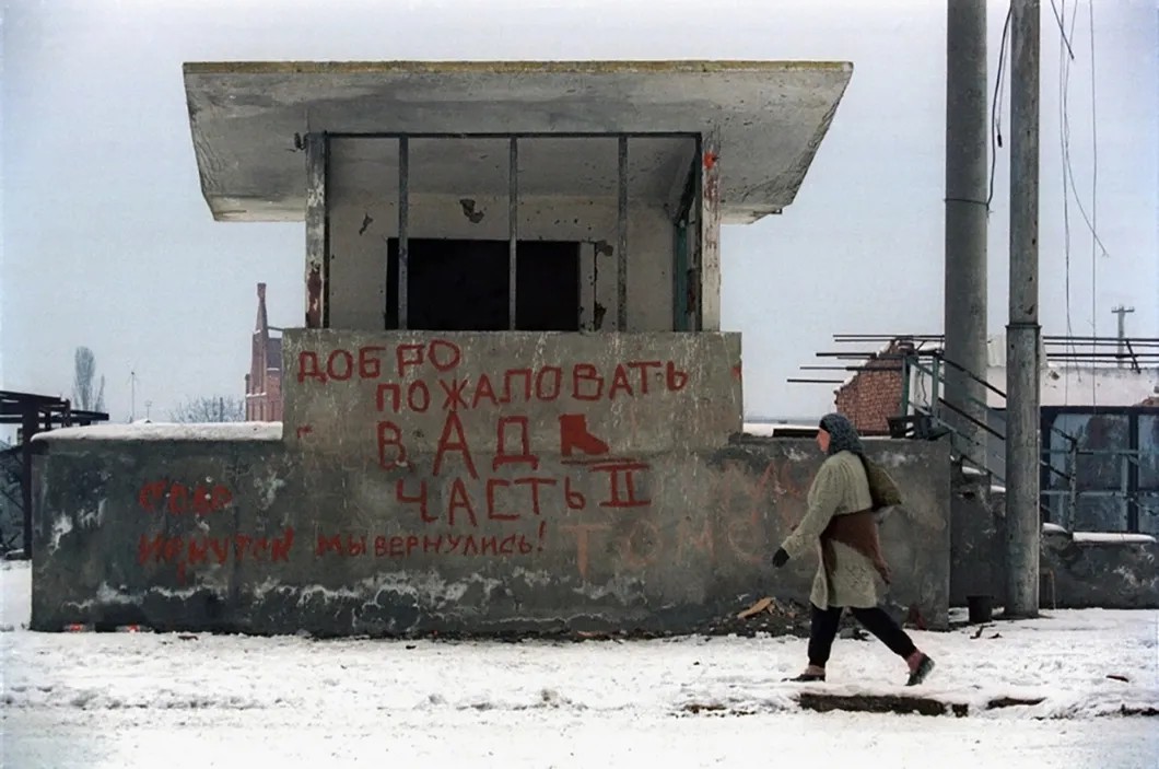 Надпись на стене, оставленная русскими солдатами в Грозном, январь 2000. Фото: Юрий Козырев / «Новая»