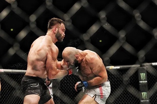 Тяжелый вес. Белорус Андрей Арловский уступил Шамилю Абдурахимову по итогам трёх раундов в близком поединке. Арловский вышел на бой под гимн СССР. Фото: Влад Докшин/ «Новая газета»