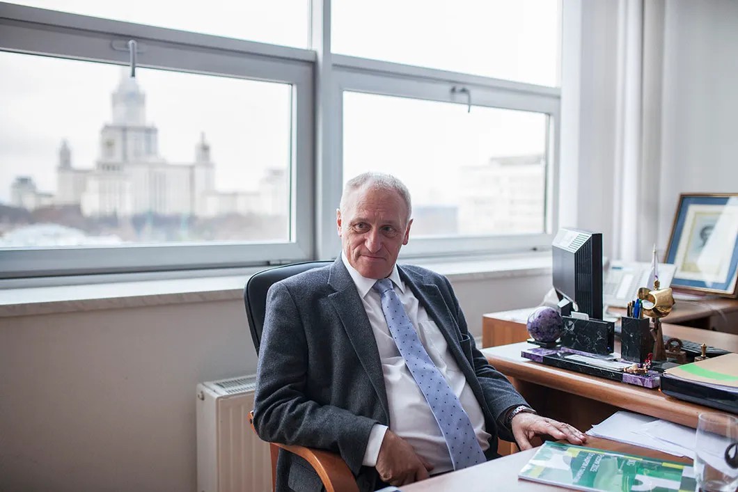 Александр Аузан в своем кабинете. Фото: Влад Докшин / «Новая газета»