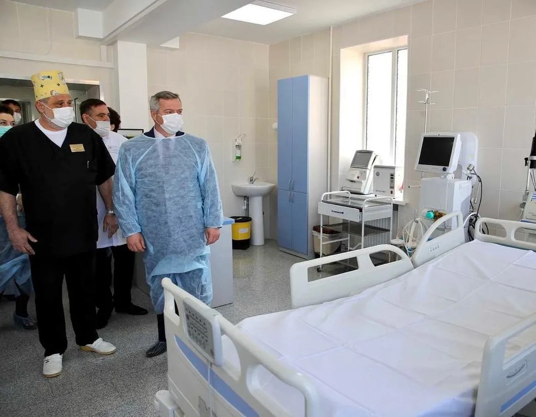 1 апреля горбольницу №6 посетил губернатор Василий Голубев — там планировалось открыть резервный госпиталь для больных коронавирусом. Фото: Правительство Ростовской области