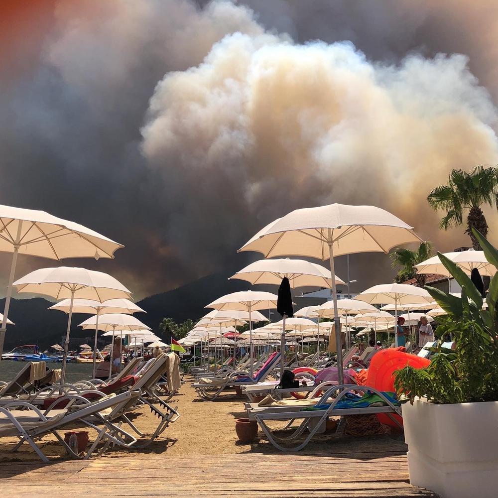 Дым от горящих лесов неподалеку от отелей «Емре» и «Идеал» на побережье залива Мармарис. Фото: Ирек Шаманаев