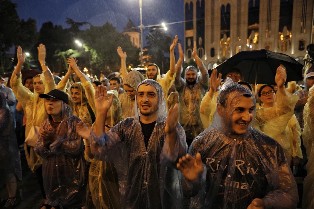 Тбилиси, 9 день протестов. Протестующие аплодируют лозунгам об отставке силового блока правительства. Фото: Влад Докшин / «Новая газета»