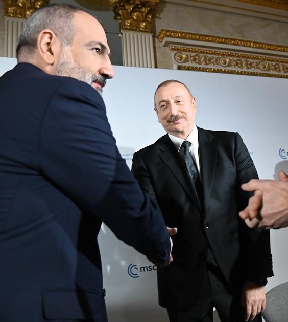 Президент Азербайджана Ильхам Алиев (справа) и премьер-министр Армении Никол Пашинян (слева). Фото: Алексей Витвицкий / Коммерсантъ