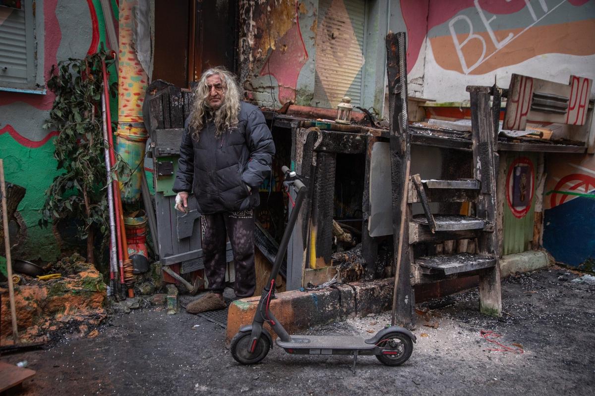 Нельсон Искандарян у сгоревшего помещения. Фото: Алексей Душутин / «Новая газета»