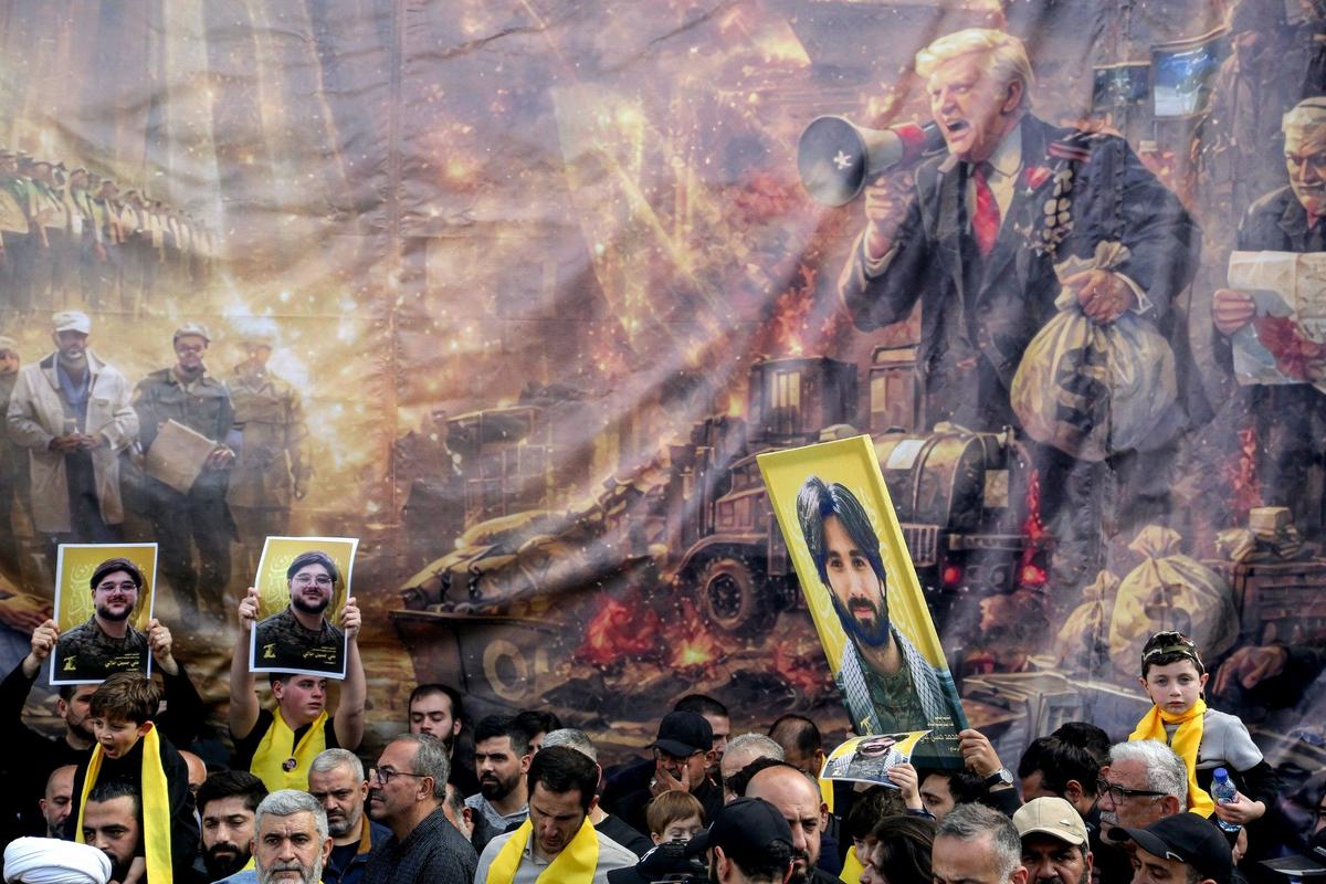 Похороны боевиков «Хезболлы» проходят в антураже пропаганды: сгенерированные ИИ панно на улицах и плакаты с фотографиями погибших в руках демонстрантов. Апрель 2026 года. Фото: Zuma / TASS