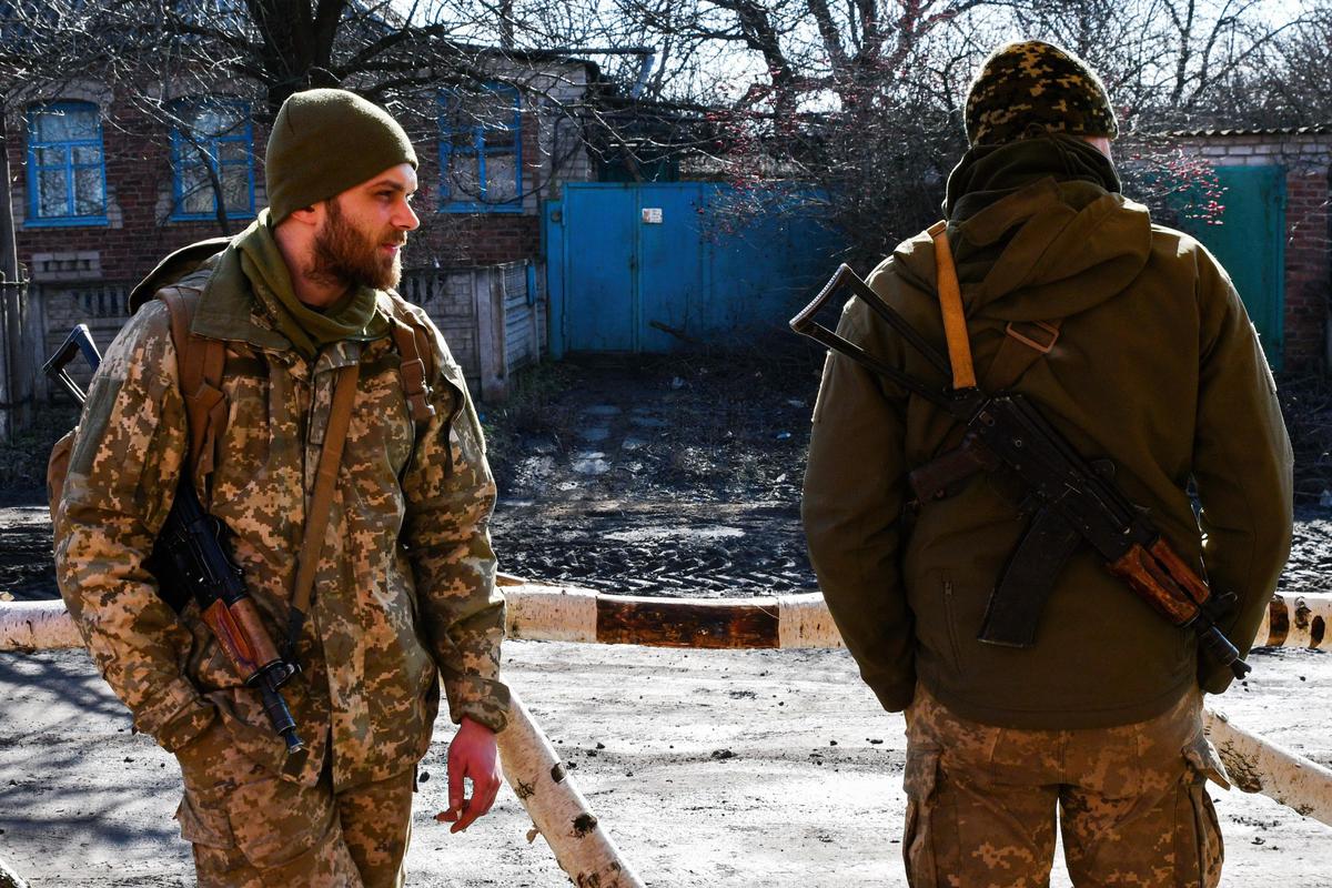 Украинские солдаты в поселке Верхнеторецкое. Фото: Andriy Andriyenko / SOPA Images / LightRocket via Getty Images
