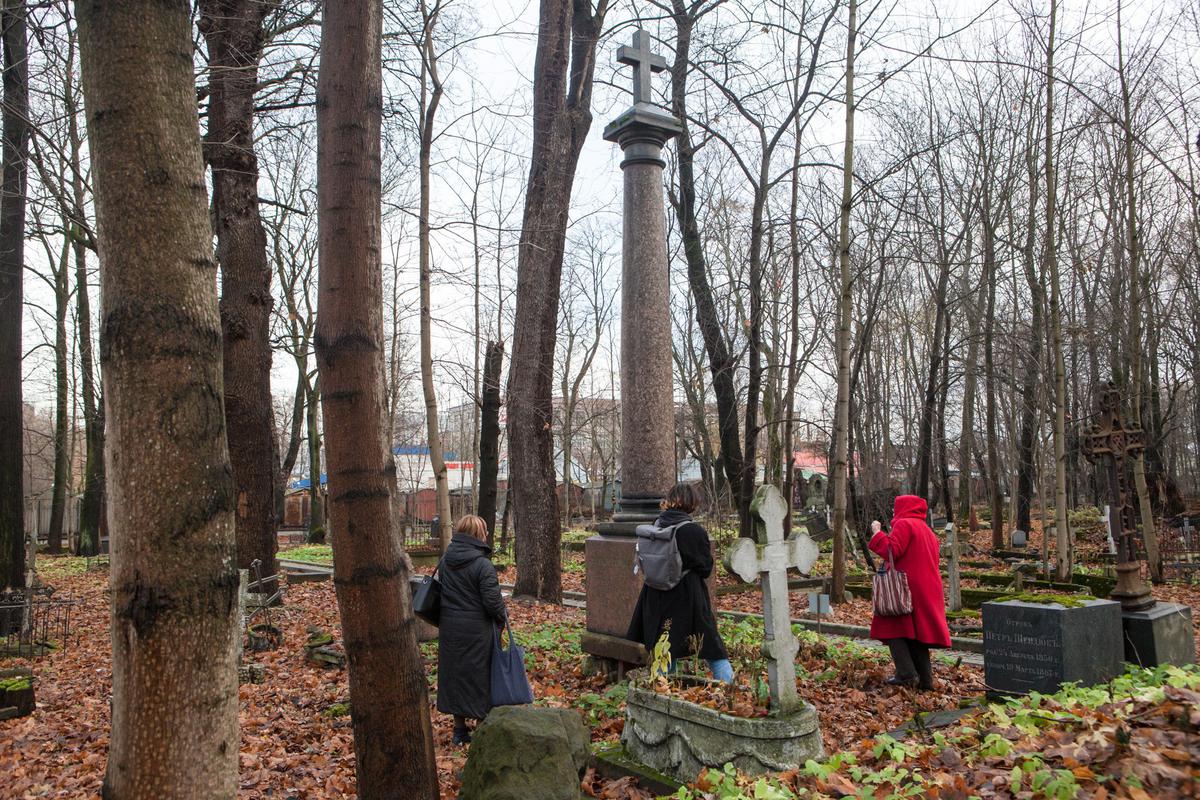Колонна над могилой Теодора Брюллова. Фото: Елена Лукьянова / «Новая газета»