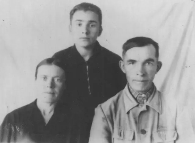 1950-е. Анатолий Марченко (в центре) с родителями: Еленой и Тихоном. Фото из семейного архива