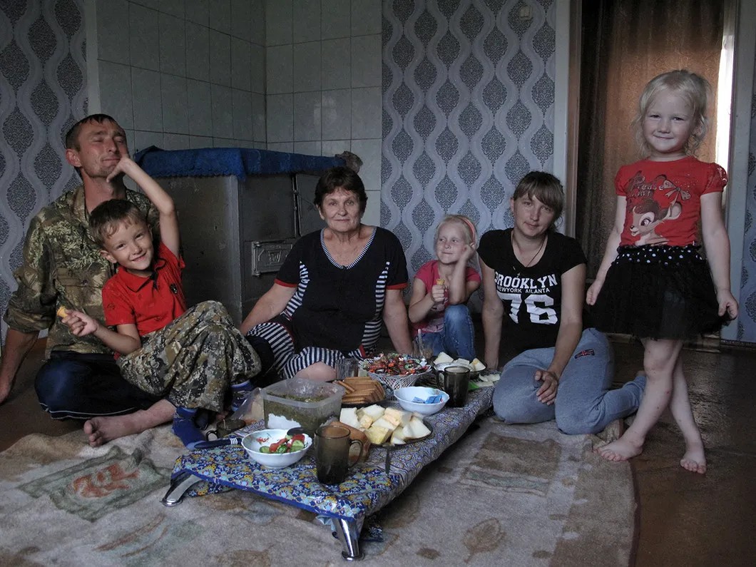 Ира Никитина с мужем Женей, свекровью, детьми и племянницей. Фото: Никита Гирин / «Новая газета»