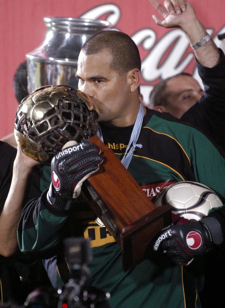 Чилаверт с трофеем Чемпионата Уругвая. Фото: EPA